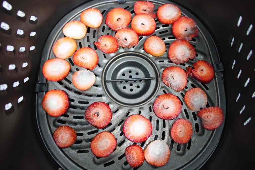 AIR FRYER DEHYDRATED STRAWBERRIES